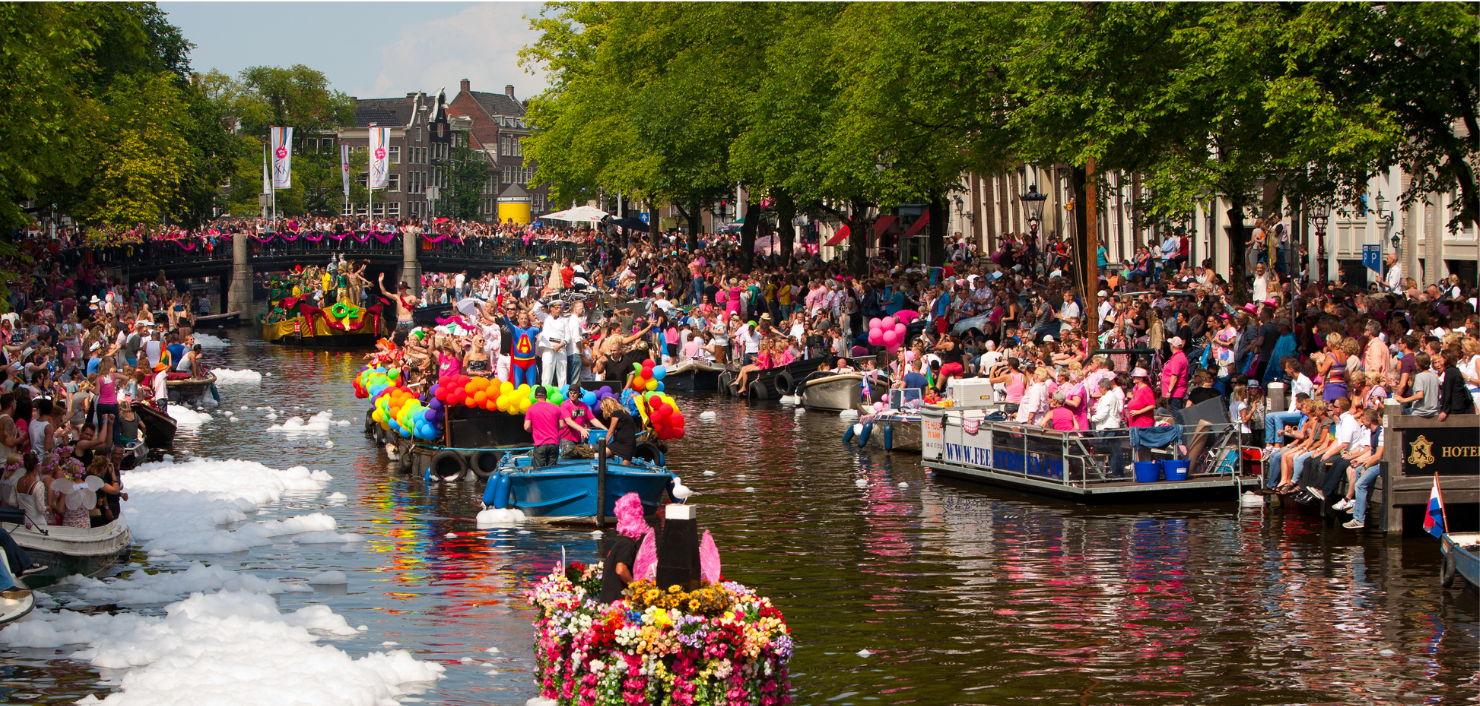 Rechtspraak vaart mee in botenparade Pride Amsterdam